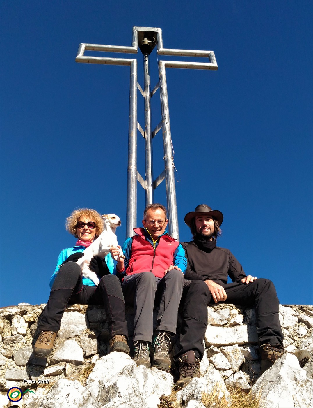 05 Alla croce di vetta dello Zucco Sileggio (1373 m) .jpg